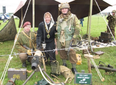 Councillor Patricia Hobby meets the WWII reencatment group