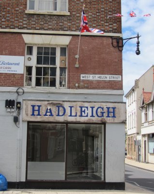 Hadleigh Blue and White